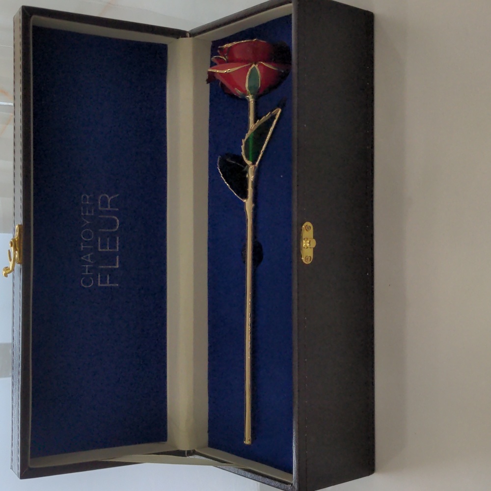 Chatoyer Fleur Forever Rose - 24K Gold Dipped Red Decorative Rose